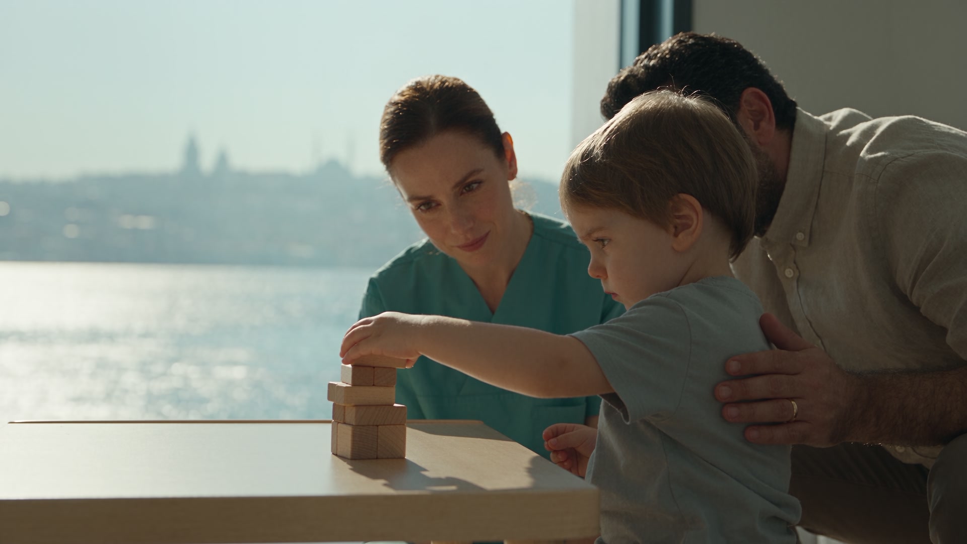 A parent and child sitting together in the calm daylight of the Autism Stem Care clinic in Istanbul