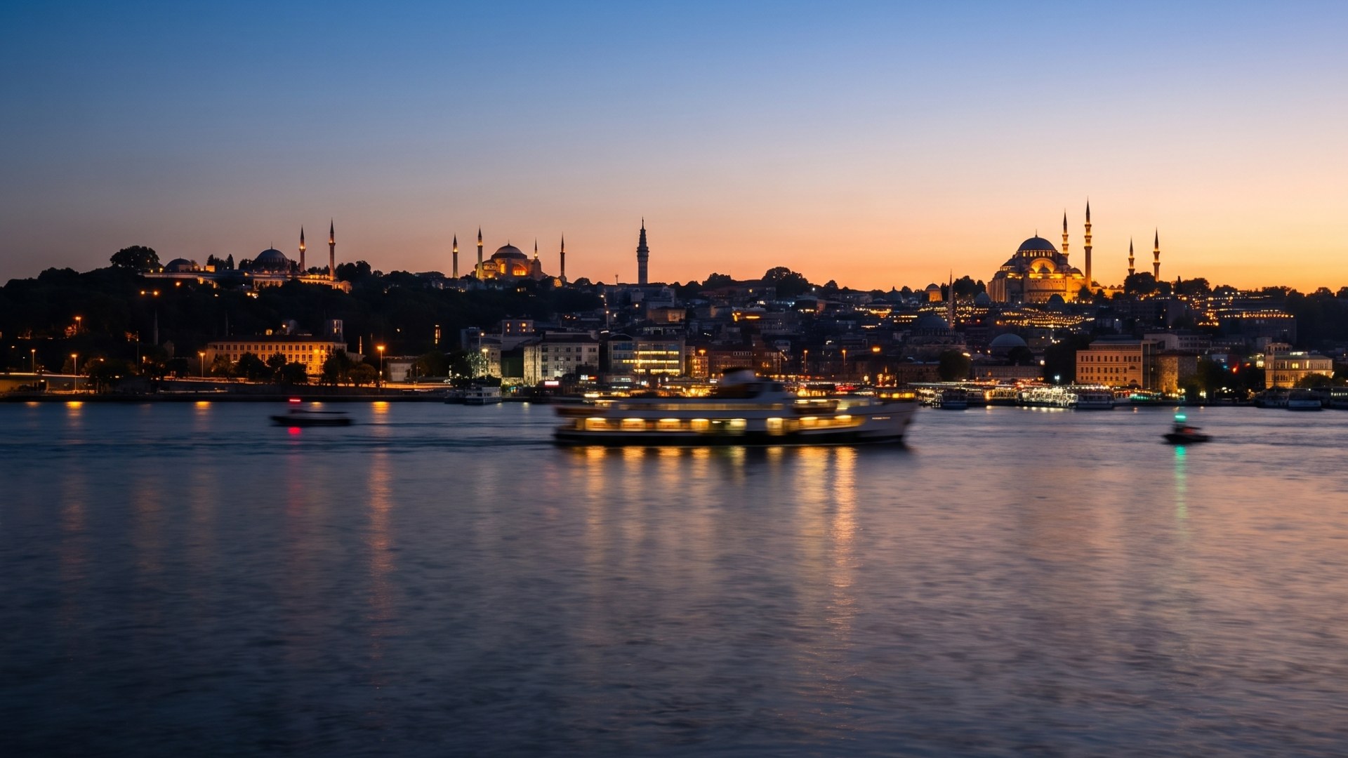 De Bosporus op het blauwe uur, de lichten van de veerboten die het water tussen Europa en Azië volgen
